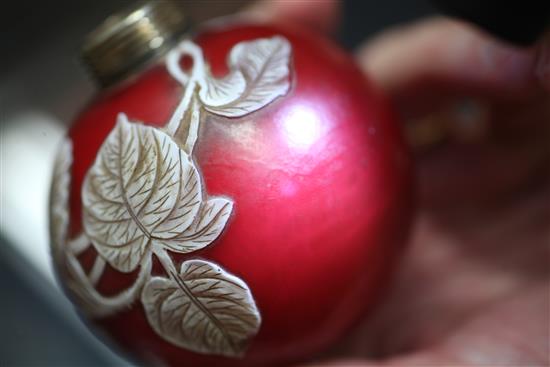 A late Victorian silver lidded cameo glass scent bottle in the manner of Thomas Webb, 4.25in.